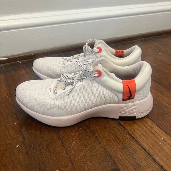 Nike Renew Serenity Run Womens
Sneakers in White Magic Ember - Picture 1 of 9